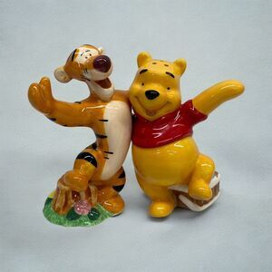 Disney Parks Winnie the Pooh & Tigger Hugging Salt and Pepper Shakers